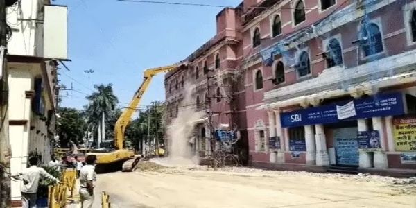 इंदौर: राजबाड़ा पर बैंक की बिल्डिंग के जर्जर छज्जे हटाए, निगम ने पोकलेन से की कार्रवाई, नोटिस के बाद भी तय समय में नहीं हुआ काम
