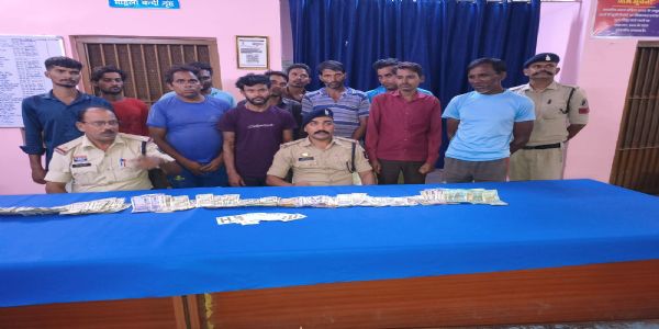 अकलतरा में जुआ खेलते 11 आरोपित गिरफ्तार, 50,300 रुपये नकद और ताश की 52 पत्तियां जब्त