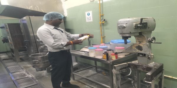 स्कूल कैंटीन में जंक फूड का खेल: बिना लाइसेंस चल रही थी नॉनवेज बेकरी यूनिट