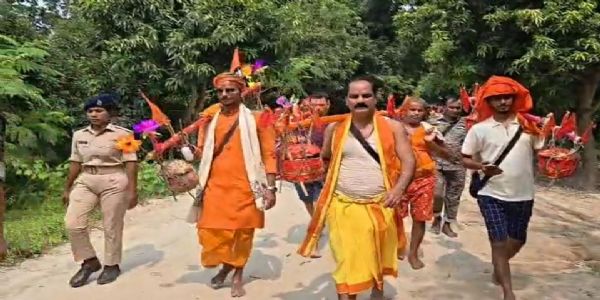 सुल्तानगंज से बाबा धाम के लिए पैदल निकले सांसद गोपाल जी ठाकुर, पीएम मोदी की दीर्घायु के लिए उठाई कांवर