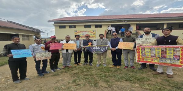 पोस्टरों के जरिए नशामुक्ति का संदेश, संस्कृत और संस्कृति से जुड़ने की अपील