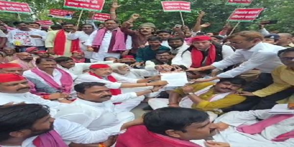 वाराणसी : समाजवादी पार्टी के पैदल मार्च को पुलिसकर्मियों ने रोका, सांसद ने दिया धरना
