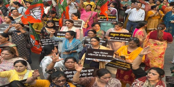 भाजपा महिला मोर्चा का महिला पुलिस से कथित दुर्व्यवहार के विरोध में कांग्रेस मुख्यालय के बाहर प्रदर्शन