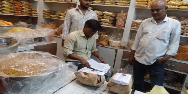 इंदौरः खाद्य सुरक्षा प्रशासन की कार्रवाई, आयुष बेकरी का खाद्य पंजीयन निलंबित