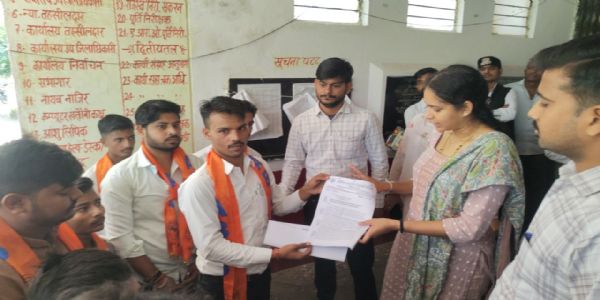 विद्यार्थी परिषद ने लगाया कौशल विकास मिशन के प्रशिक्षण केंद्र में अनियमितता का आराेप,एसडीएम लहरपुर काे साैंपा ज्ञापन