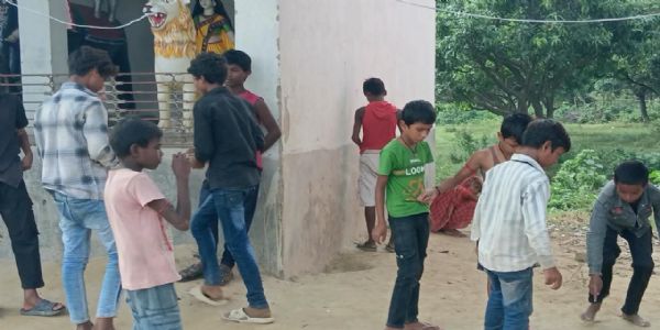 स्कूल के समय कंचे खेलते मिले दर्जनों बच्चे, शिक्षा व्यवस्था पर उठे सवाल