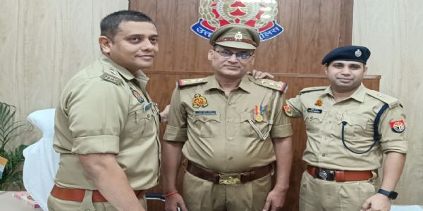 वरिष्ठ लिपिक चंद्र भूषण सिंह बने निरीक्षक, एसएसपी ने कंधे पर लगाया स्टार