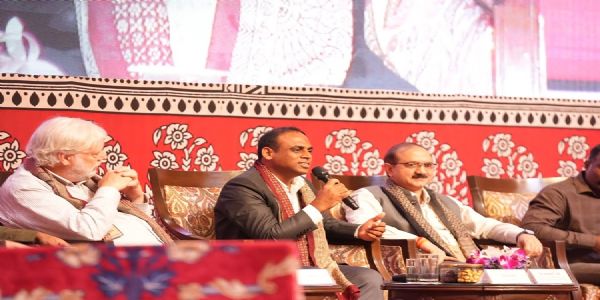 मध्यप्रदेश ट्रैवल मार्ट में चर्चा करते हुए डॉ. इलैयाराजा टी.