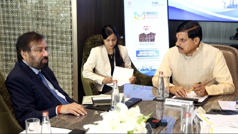 मुंबई में उद्योग प्रमुखों से की वन-टू-वन चर्चा करते हुए मप्र के मुख्यमंत्री मुंबई में उद्योग प्रमुखों से की वन-टू-वन चर्चा करते हुए मप्र के मुख्यमंत्री