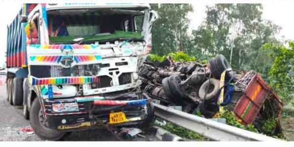 दुर्घटनाग्रस्त लॉरी और पिकअप दुर्घटनाग्रस्त लॉरी और पिकअप