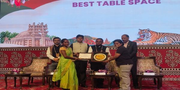 मध्य प्रदेश ट्रैवल मार्ट 2026 में उत्कृष्ट प्रदर्शन करने वाले प्रतिभागियों एवं संस्थानों को सम्मानित करते हुए अतिथि मध्य प्रदेश ट्रैवल मार्ट 2026 में उत्कृष्ट प्रदर्शन करने वाले प्रतिभागियों एवं संस्थानों को सम्मानित करते हुए अतिथि