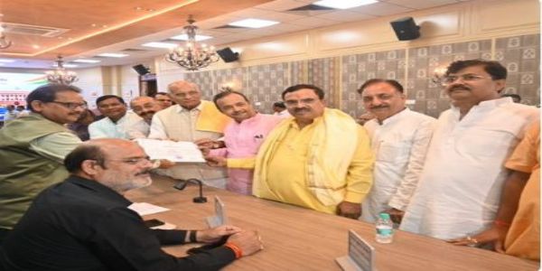विधानसभा में प्रमाण पत्र ग्रहण करते धर्मपाल सिंह व प्रकाश पाल विधानसभा में प्रमाण पत्र ग्रहण करते धर्मपाल सिंह व प्रकाश पाल