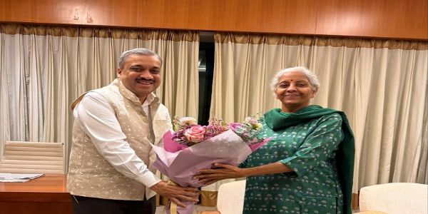 चांगी इंटरनेशनल एयरपोर्ट पर भारत के हाई कमिश्नर शिल्पक अंबुले ने वित्त मंत्री का किया स्वागत
