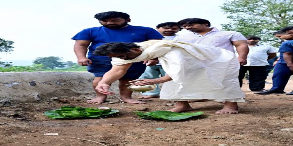 मां के निधन के बाद मुख्यमंत्री हेमंत सोरेन निभा रहे पारंपरिक रस्में