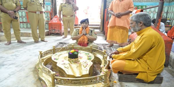बाराबंकी की एसपी रवीना त्यागी ने लोधेश्वर महादेवा में किया दर्शन-पूजन