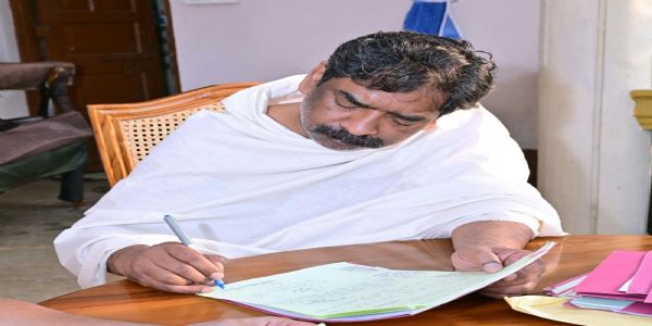 मातृशोक के बीच मुख्यमंत्री ने किया फाइलों पर हस्ताक्षर