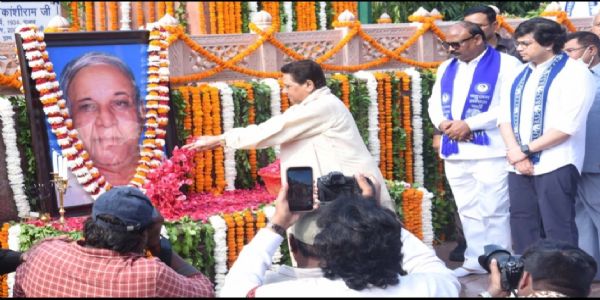 बसपा संस्थापक कांशीराम की पुण्यतिथि पर मायावती ने दी श्रद्धांजलि, दोहराई भारतरत्न की मांग- बोलीं, करोड़ों बहुजन ही मेरा परिवार