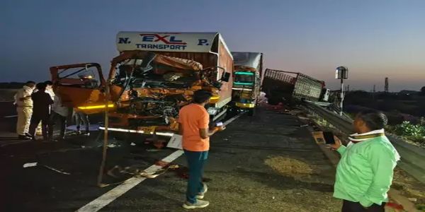 दिल्ली-मुंबई एक्सप्रेस-वे पर तीन ट्रकों की टक्कर के बाद मददगारों को भी कुचला, दो की मौत, चार घायल