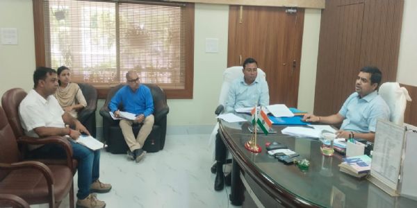 विकास योजनाओं में तेजी लाएं, लंबित कार्यों का समय पर करें निष्पादन : डीएम