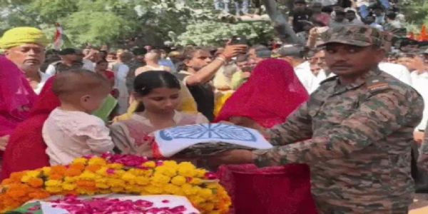 असम में हार्ट अटैक से सेना के जवान की हुई थी मौत : तेरह साल की बेटी ने दी मुखाग्नि 