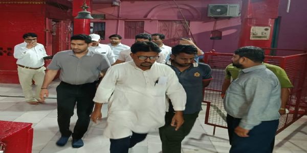 शारदीय नवरात्र के पहले देवी मंदिरों के रास्ते जगमग बनाने के लिए जुटा नगर निगम