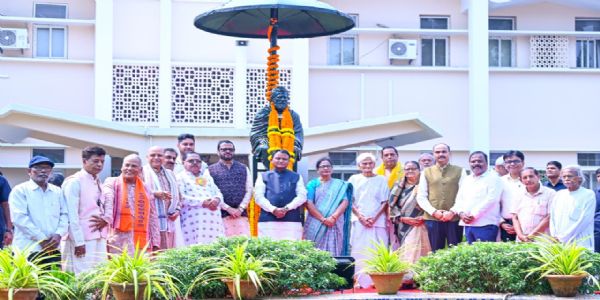 ओडिशा विधानसभा परिसर में उत्कलमणि पंडित गोपबंधु दास की 149वीं जयंती मनाई गई
