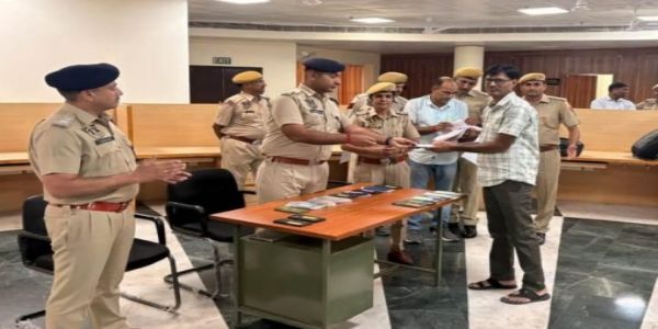 मेट्रो पुलिस ने 15 लाख रुपए के 35 गुमशुदा मोबाइल लौटाए