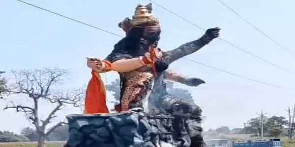 खंडवा में हाईटेंशन लाइन से टकराया दुर्गा प्रतिमा का मुकुट, 4 लोग झुलसे, हादसे के बाद हाईवे पर लगा जाम