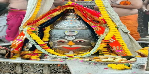बाबा महाकाल का राजसी स्वरूप में शृंगार, रजत मुकुट, त्रिशूल और मुंडमाल से सजे भगवान महाकाल