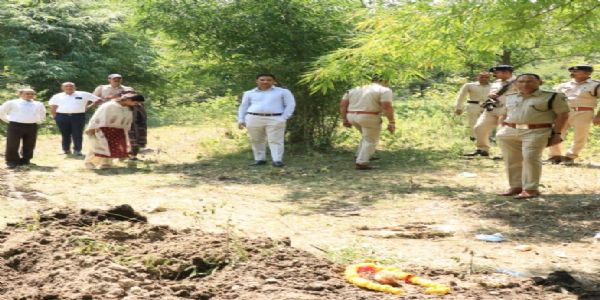 झाबुआ: पुलिस एवं वन विभागीय अमले पर भड़के कलेक्टर, कहा गौहत्या जैसी गंभीर घटनाओं में लापरवाही स्वीकार नहीं