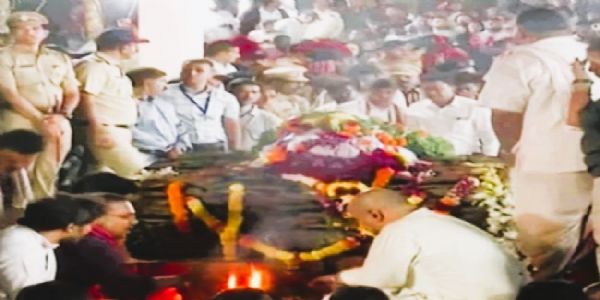 नाना पाटेकर को शासकीय सम्मान के साथ अंतिम विदाई
