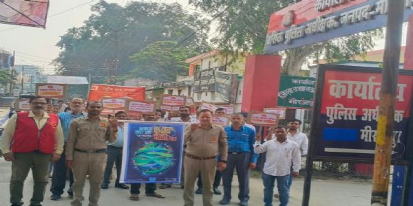 डाक सेवाओं का संदेश लेकर सड़कों पर निकले डाककर्मी