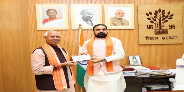 महाराजगंज सांसद ने मुख्यमंत्री राहत कोष में दिया एक माह का वेतन