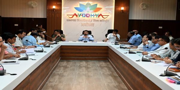 जिलाधिकारी ने दीपोत्सव को भव्य, दिव्य एवं सुव्यवस्थित ढंग से संपन्न कराने के लिए समयबद्ध रूप से सभी व्यवस्थाएं पूर्ण करने के दिए निर्देश