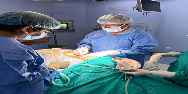 स्वरूपरानी अस्पताल के चिकित्सकों की टीम ने आईवीसी से चिपके ट्यूमर को जटिल सर्जरी कर निकाला