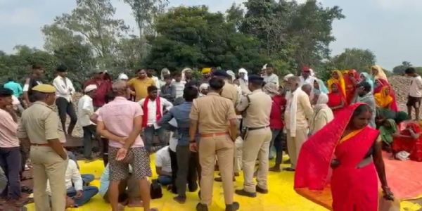 मीरजापुर: 800 मीटर की दूरी के लिए 17 किमी का चक्कर, अंडरपास की मांग पर ग्रामीणों का धरना