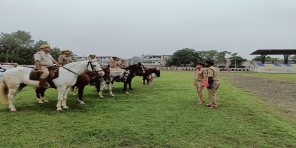 गोरखपुर : एसएसपी ने शुक्रवार की परेड का किया निरीक्षण, जवानों को दिए अनुशासन और फिटनेस के निर्देश