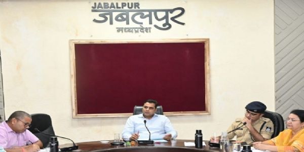 मप्र के जबलपुर में शासकीय कार्यों में लापरवाही पर 17 पटवारी निलंबित, दो की वेतन वृद्धि रोकी