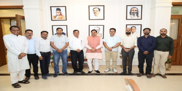 मप्रः मुख्यमंत्री से मिले पटवारी संघ के पदाधिकारी, बोले- स्वामित्व योजना के क्रियान्वयन में पूर्ण सहयोग करेंगे पटवारी