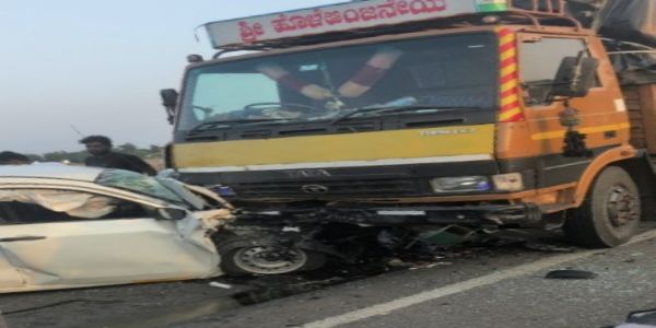 धारवाड़ ज़िले के नवलगुंड के पास हुई दुर्घटना की तस्वीर।