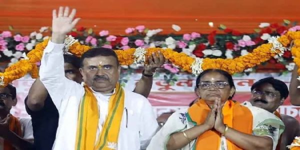 हासिरानी रथ के साथ शुभेंदु अधिकारी हासिरानी रथ के साथ शुभेंदु अधिकारी