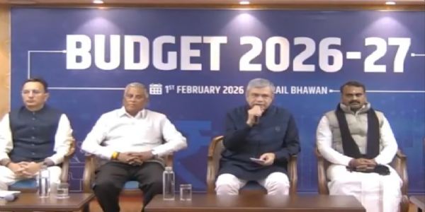 अश्वनी वैष्णव प्रेसवार्ता को संबोधित करते हुए अश्वनी वैष्णव प्रेसवार्ता को संबोधित करते हुए