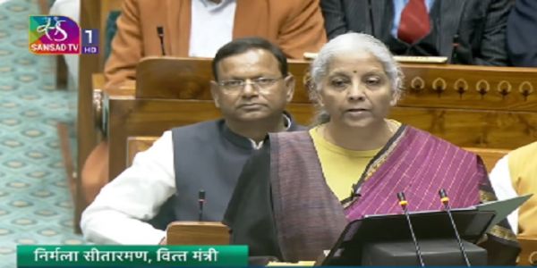 लोकसभा में केंद्रीय बजट 2026-27 पेश करते हुए सीतारमण
