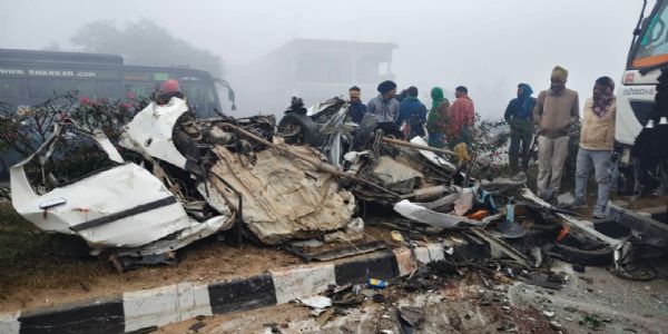 वाहन के पास खड़े लोग