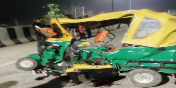 दुर्घटनाग्रस्त आटो बिहटा पटना पुल पर