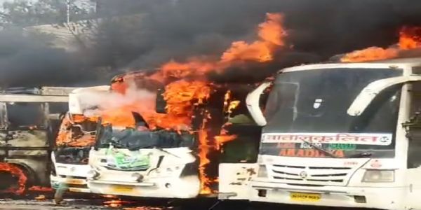 खादगढ़ा बस स्टैंड में लगी भीषण आग, छह बस जलकर राख