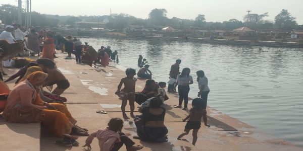 अनूपपुर: माघ पूर्णिमा पर हजारों श्रद्धालुओं ने नर्मदा में लगाई आस्था की डुबकी