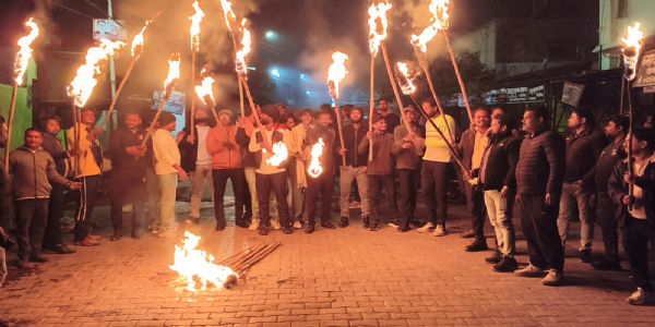 चौकी इंचार्ज के विरोध में युवा व्यापार मंडल ने निकाला कैंडल मार्च