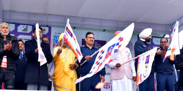 मुख्यमंत्री ने एयू मैराथन को दिखाई हरी झण्डी