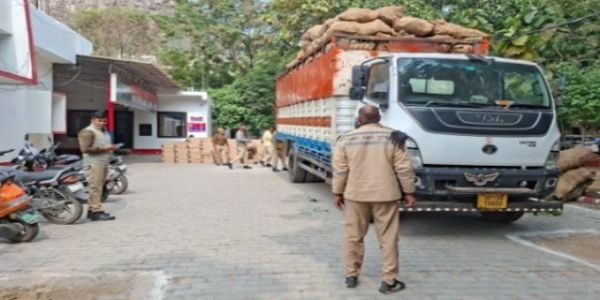 झांसी में चेकिंग के दाैरान पकड़ी गई 503 पेटी अंग्रेजी शराब, ट्रक चालक फरार